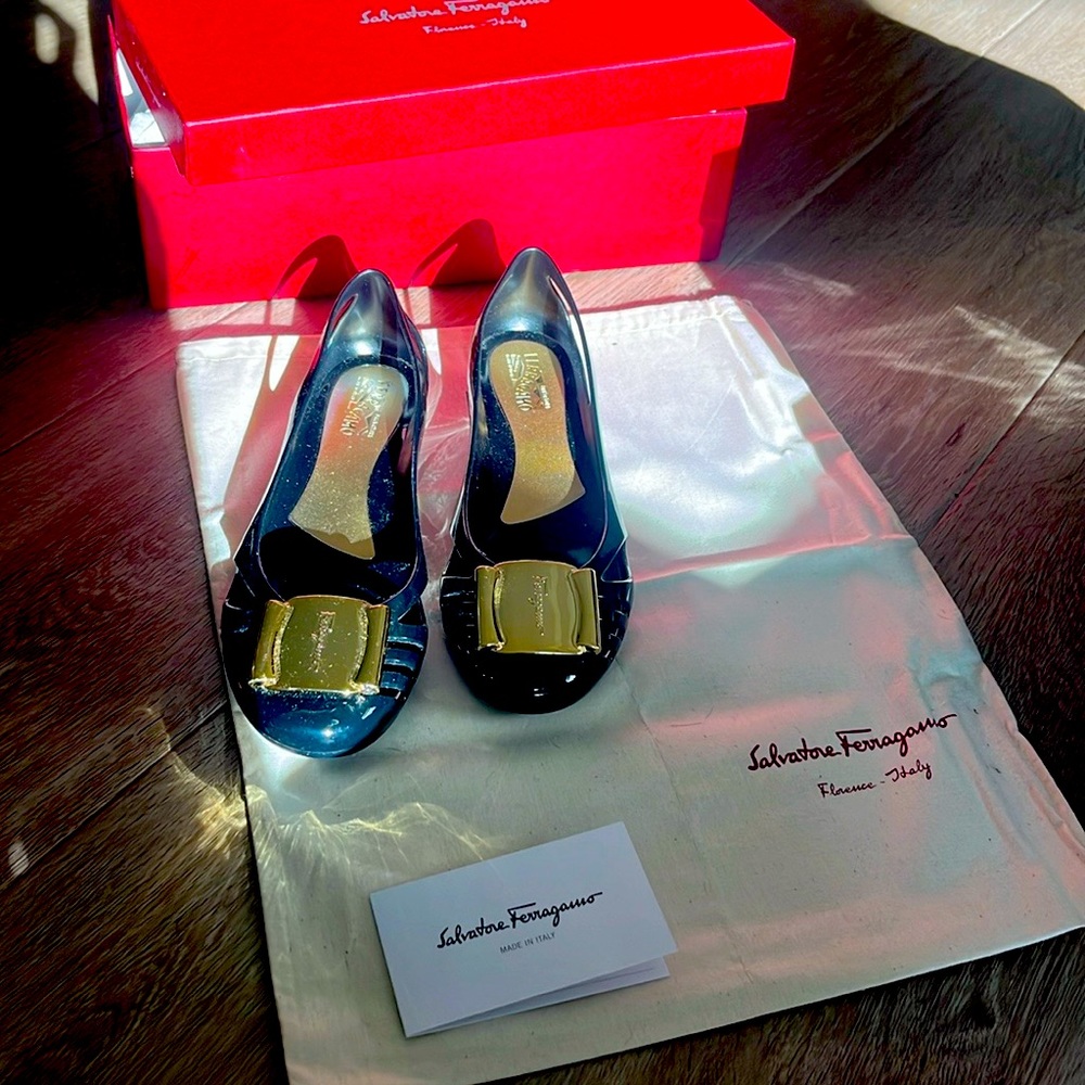 Perfect condition ferraegamo flats, size 6.5